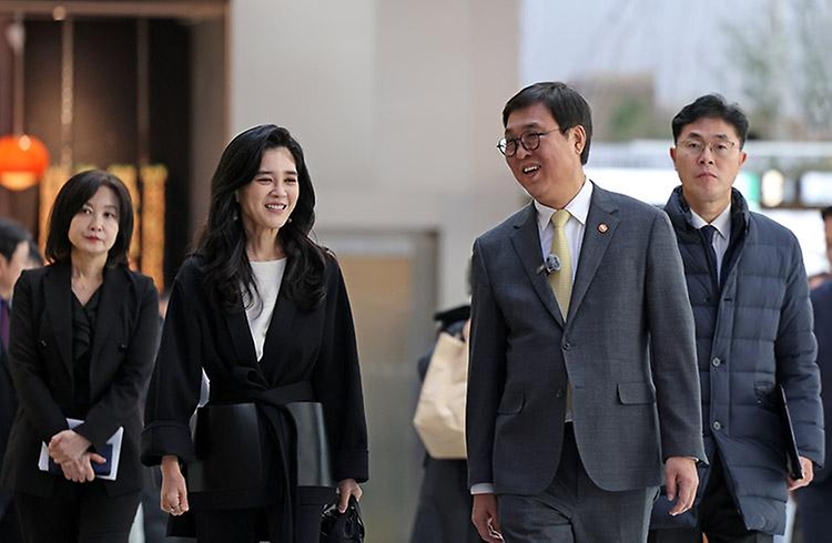 문화체육관광부 최휘영 장관은 1월 22일, '더현대 서울'을 찾아 '2026 코리아그랜드세일('25. 12. 17.~'26. 2. 22.)' 진행 상황을 점검하고 외국인 관광객 증대를 위한 현장 의견을 청취했다.