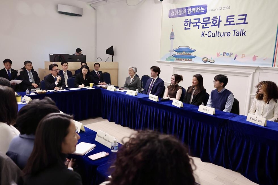 미국을 방문 중인 김민석 국무총리가 1월 22일(현지시간) 미국 워싱턴DC 한국문화원에서 열린 미국 청년과 함께하는 한국문화 간담회를 주재하고 있다.