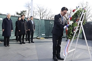 미국을 방문 중인 김민석 국무총리가 1월 22일(현지시간) 미국 한국전 참전기념공원에 방문, 헌화 및 묵념을 하고 있다.