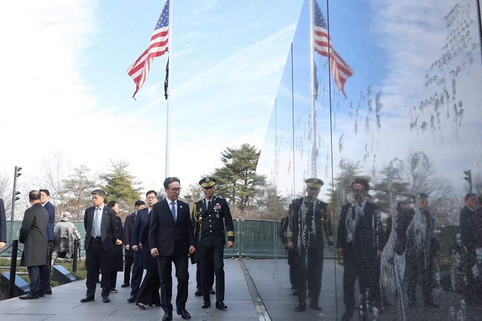 미국을 방문 중인 김민석 국무총리가 1월 22일(현지시간) 미국 한국전 참전기념공원에 방문, 헌화 및 묵념을 하고 있다.