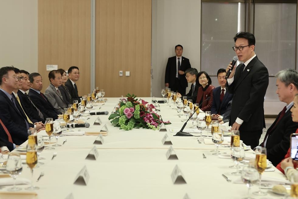 미국을 방문 중인 김민석 국무총리가 1월 22일(현지시간) 미국 워싱턴DC 콘래드호텔에서 워싱턴 한인 동포와 간담회를 하고 있다.