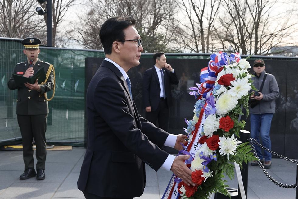 미국을 방문 중인 김민석 국무총리가 1월 22일(현지시간) 미국 한국전 참전기념공원에 방문, 헌화 및 묵념을 하고 있다.