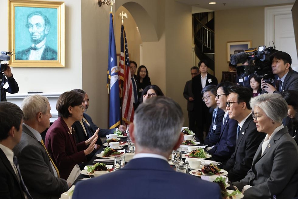 미국을 방문 중인 김민석 국무총리가 1월 22일(현지시간) 미국 의사당을 방문, 하원 주요 인사들과 오찬 간담회를 하고 있다.
