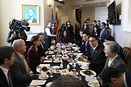 미국을 방문 중인 김민석 국무총리가 1월 22일(현지시간) 미국 의사당을 방문, 하원 주요 인사들과 오찬 간담회를 하고 있다.
