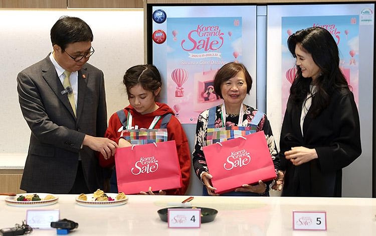 문화체육관광부 최휘영 장관은 1월 22일, '더현대 서울'을 찾아 '2026 코리아그랜드세일('25. 12. 17.~'26. 2. 22.)' 진행 상황을 점검하고 외국인 관광객 증대를 위한 현장 의견을 청취했다.