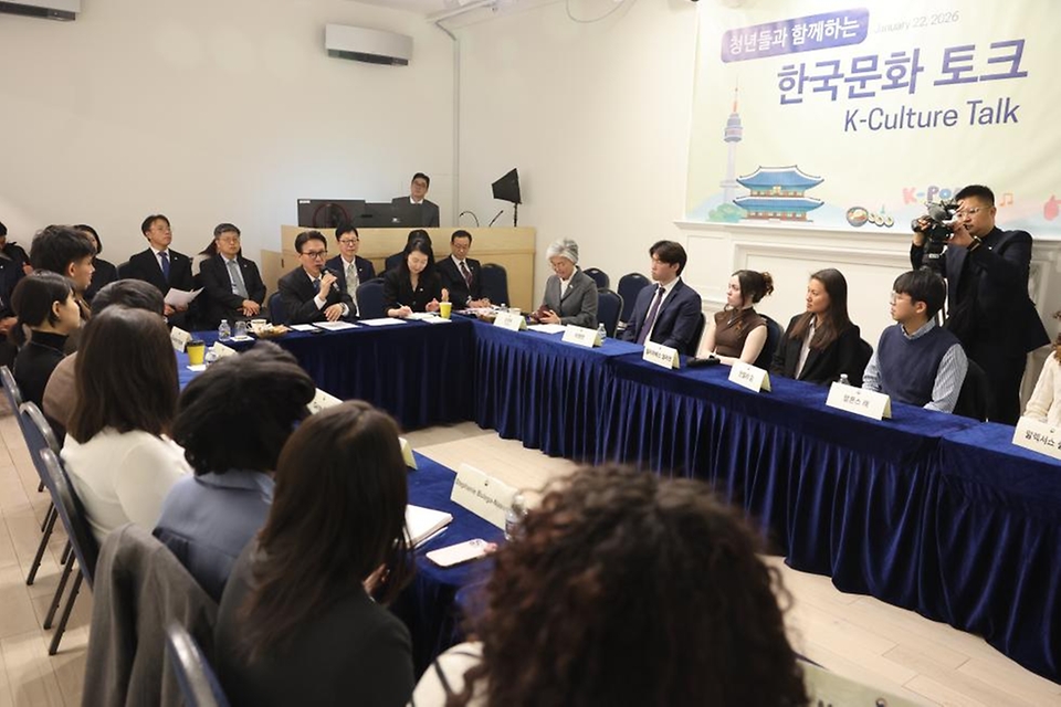 미국을 방문 중인 김민석 국무총리가 1월 22일(현지시간) 미국 워싱턴DC 한국문화원에서 열린 미국 청년과 함께하는 한국문화 간담회를 주재하고 있다.