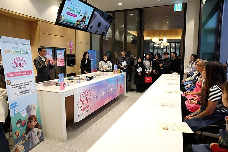 문화체육관광부 최휘영 장관은 1월 22일, '더현대 서울'을 찾아 '2026 코리아그랜드세일('25. 12. 17.~'26. 2. 22.)' 진행 상황을 점검하고 외국인 관광객 증대를 위한 현장 의견을 청취했다.