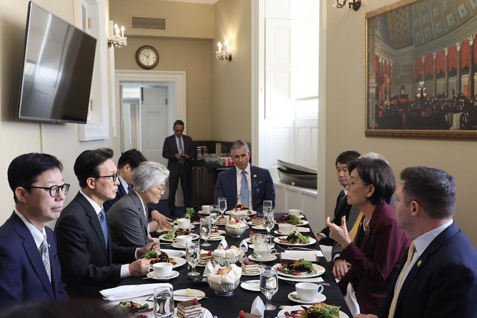 미국을 방문 중인 김민석 국무총리가 1월 22일(현지시간) 미국 의사당을 방문, 하원 주요 인사들과 오찬 간담회를 하고 있다.