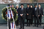 미국을 방문 중인 김민석 국무총리가 1월 22일(현지시간) 미국 한국전 참전기념공원에 방문, 헌화 및 묵념을 하고 있다.