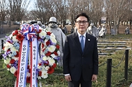 미국을 방문 중인 김민석 국무총리가 1월 22일(현지시간) 미국 한국전 참전기념공원에 방문, 헌화 및 묵념을 하고 있다.