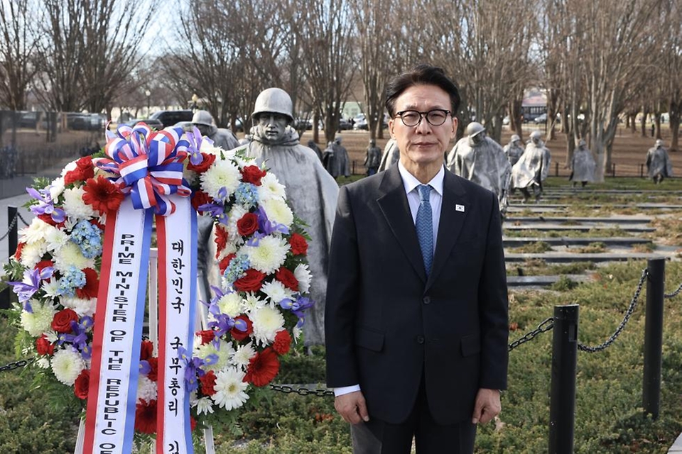 미국을 방문 중인 김민석 국무총리가 1월 22일(현지시간) 미국 한국전 참전기념공원에 방문, 헌화 및 묵념을 하고 있다.