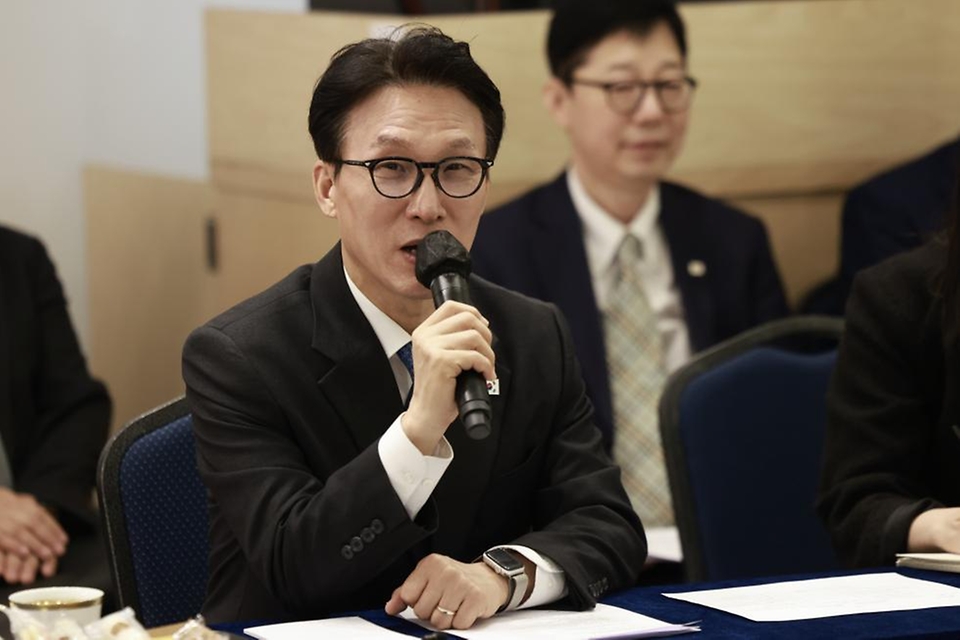 미국을 방문 중인 김민석 국무총리가 1월 22일(현지시간) 미국 워싱턴DC 한국문화원에서 열린 미국 청년과 함께하는 한국문화 간담회를 주재하고 있다.