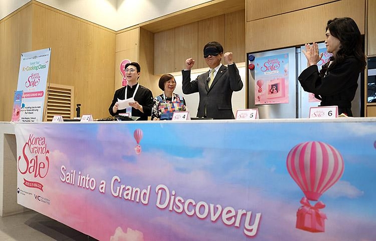 문화체육관광부 최휘영 장관은 1월 22일, '더현대 서울'을 찾아 '2026 코리아그랜드세일('25. 12. 17.~'26. 2. 22.)' 진행 상황을 점검하고 외국인 관광객 증대를 위한 현장 의견을 청취했다.