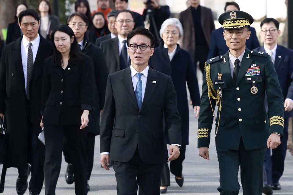 미국을 방문 중인 김민석 국무총리가 1월 22일(현지시간) 미국 한국전 참전기념공원에 방문, 헌화 및 묵념을 하고 있다.