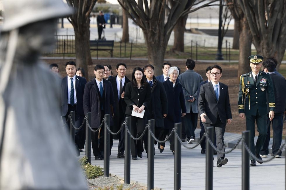 미국을 방문 중인 김민석 국무총리가 1월 22일(현지시간) 미국 한국전 참전기념공원에 방문, 헌화 및 묵념을 하고 있다.