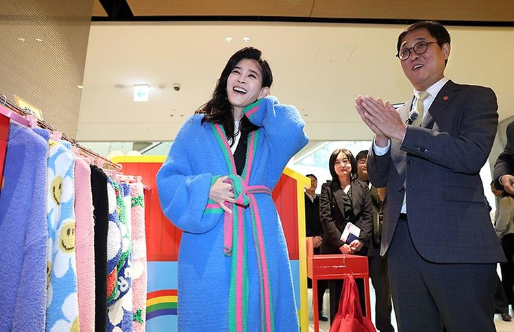 문화체육관광부 최휘영 장관은 1월 22일, '더현대 서울'을 찾아 '2026 코리아그랜드세일('25. 12. 17.~'26. 2. 22.)' 진행 상황을 점검하고 외국인 관광객 증대를 위한 현장 의견을 청취했다.