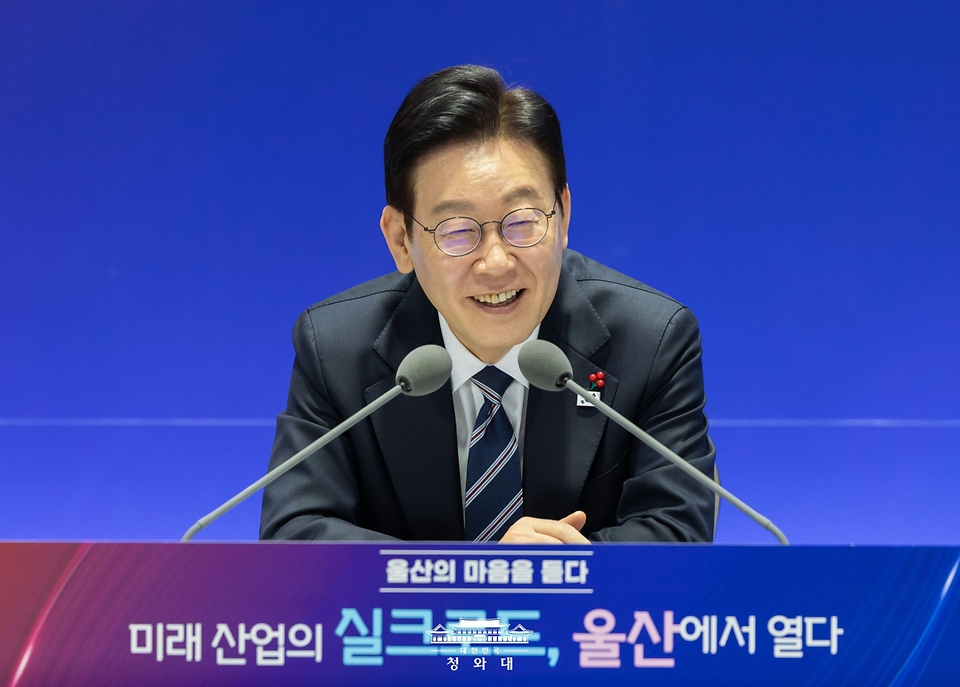 이재명 대통령이 1월 23일 울산전시컨벤션센터에서 열린 '울산의 마음을 듣다' 타운홀미팅 간담회에서 참석자 발언을 듣고 있다.