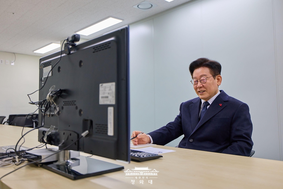 이재명 대통령이 1월 26일 서울 종로구 정부서울청사 창성동 별관에 있는 초국가범죄 특별대응 TF 사무실을 방문해 캄보디아 현지에서 근무하는 공무원들과 화상통화하며 격려하고 있다.