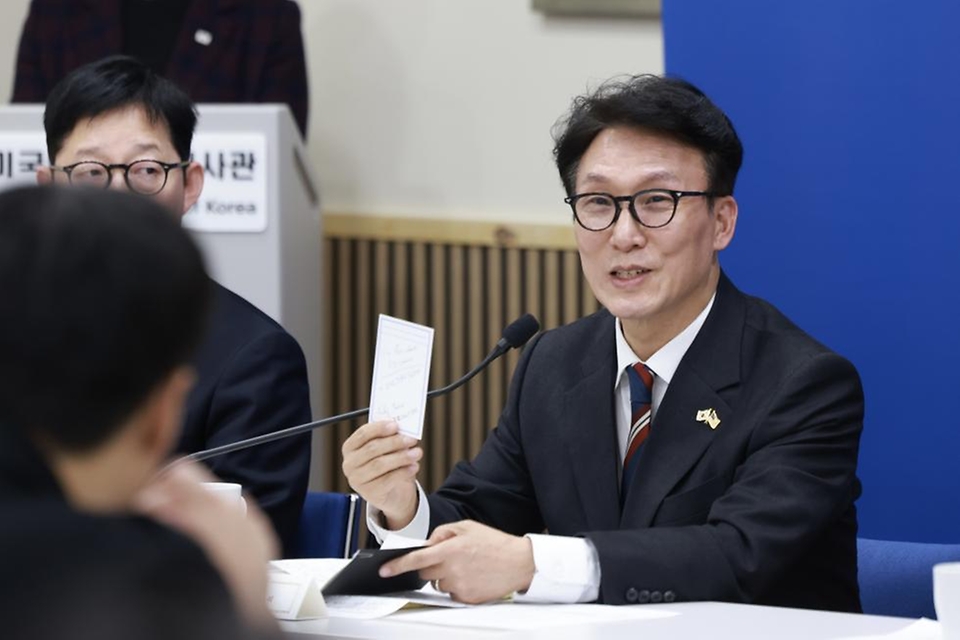 미국을 방문 중인 김민석 국무총리가 1월 23일(현지시간) 미국 워싱턴DC 주미한국대사관에서 특파원 간담회를 하고 있다.