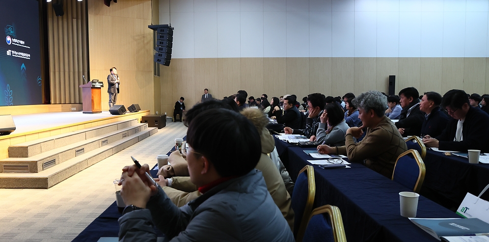 정부는 1월 23일 서울 과학기술컨벤션센터에서 ‘2026년 케이(K)-푸드 수출지원사업 설명회’를 개최했다. <br><br>설명회에는 농식품부, 한국농수산식품유통공사(aT), 지식재산처, 대한무역투자진흥공사(KOTRA·코트라), 중소벤처기업진흥공단, 한국지식재산보호원, 한국식품연구원 등 관계 부처와 유관기관이 참여해 무역보험, K-브랜드 보호, 해외 인증, 수출 상품화 등 수출 관련 필수 정보와 지원사업 등을 설명했다.