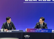 이재명 대통령이 1월 23일 울산전시컨벤션센터에서 열린 '울산의 마음을 듣다' 타운홀미팅 간담회에서 배경훈 과학기술정보통신부 장관과 울산에서 처음 만났던 인연을 이야기하며 웃고 있다.