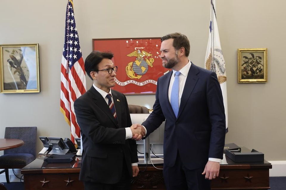 미국을 방문 중인 김민석 국무총리가 1월 23일(현지시간) 미국 워싱턴DC 백악관에서 JD 밴스 부통령과 면담에 앞서 기념 촬영을 하고 있다.