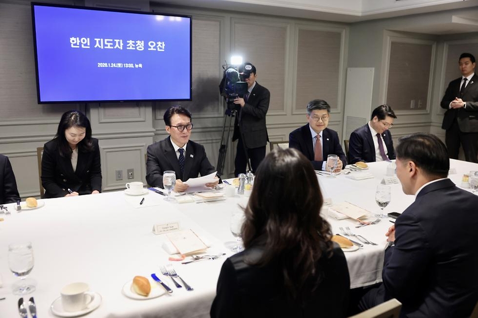 미국을 방문 중인 김민석 국무총리가 1월 24일(현지시간) 뉴욕 인터콘티넨탈 바클레이 호텔에서 한인 지도자들을 만나 오찬 간담회를 하고 있다.