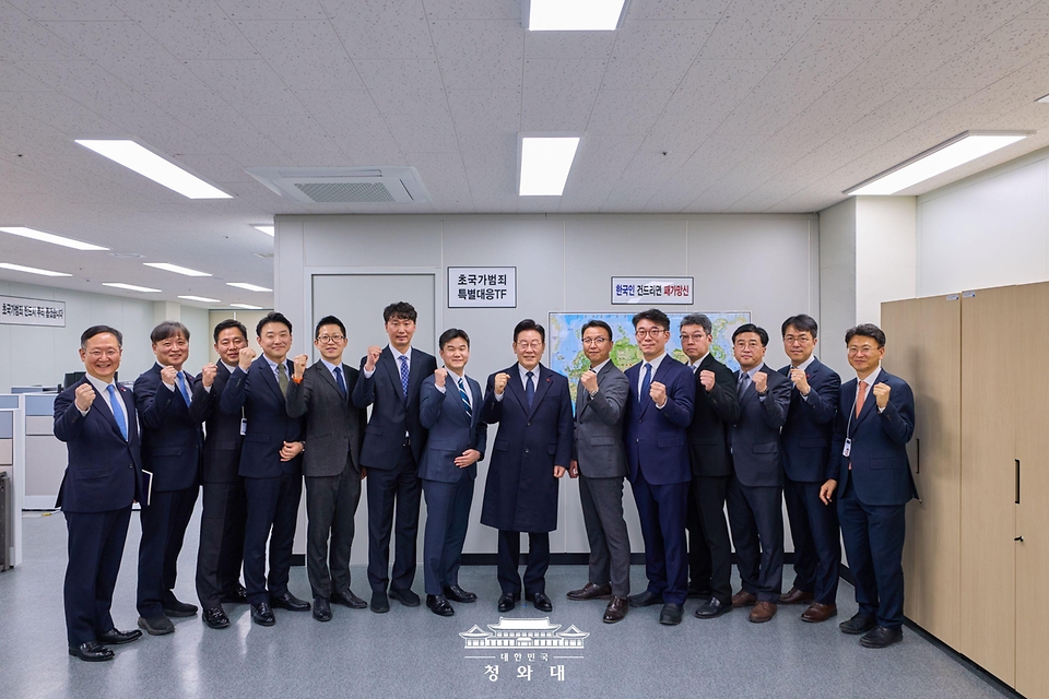 이재명 대통령이 1월 26일 서울 종로구 정부서울청사 창성동 별관에 있는 초국가범죄 특별대응 TF 사무실을 격려 방문해 직원들과 기념 촬영을 하고 있다.