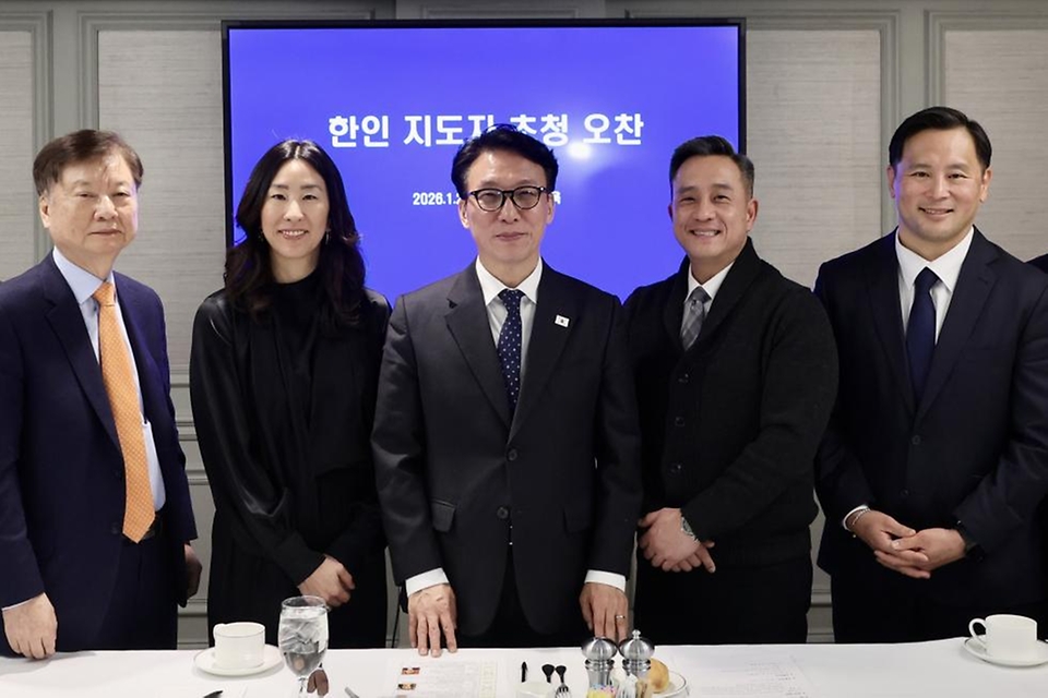 미국을 방문 중인 김민석 국무총리가 1월 24일(현지시간) 뉴욕 인터콘티넨탈 바클레이 호텔에서 한인 지도자들을 만나 오찬 간담회를 하고 있다.