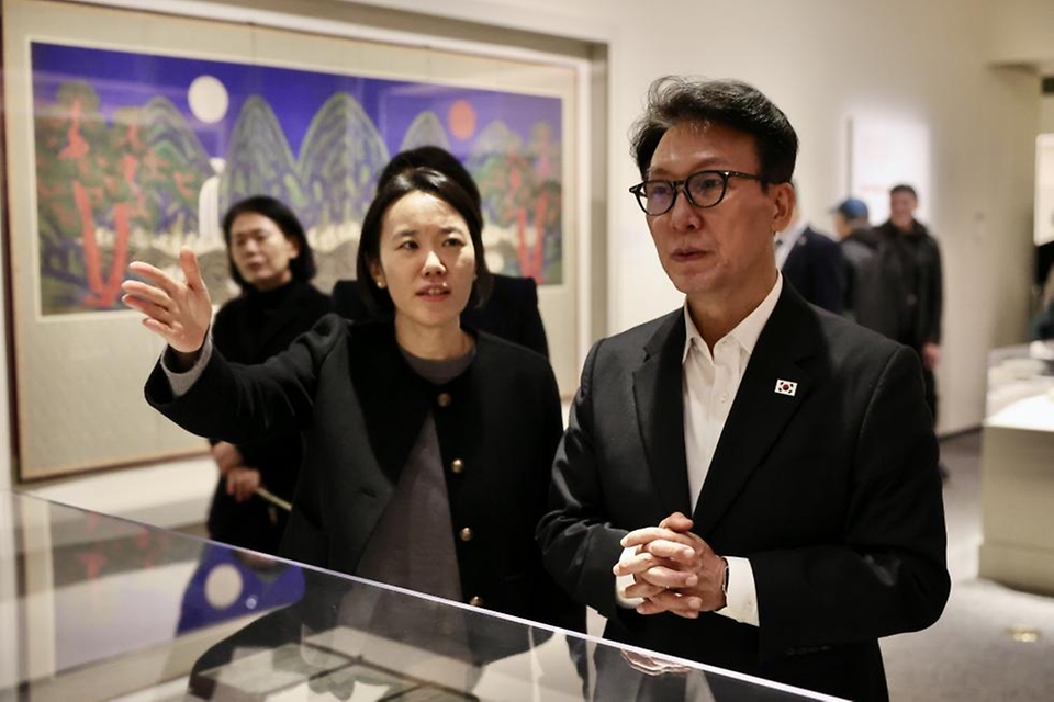 미국을 방문 중인 김민석 국무총리가 1월 23일(현지시간) 미국 워싱턴DC 스미스소니언 미술관을 방문, 한국 미술 특별전을 관람하고 있다.