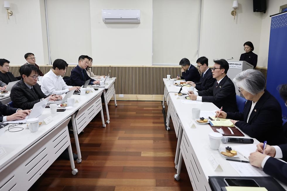 미국을 방문 중인 김민석 국무총리가 1월 23일(현지시간) 미국 워싱턴DC 주미한국대사관에서 특파원 간담회를 하고 있다.