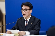 미국을 방문 중인 김민석 국무총리가 1월 23일(현지시간) 미국 워싱턴DC 주미한국대사관에서 특파원 간담회를 하고 있다.