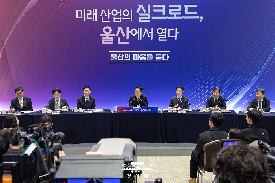 이재명 대통령이 1월 23일 울산전시컨벤션센터에서 열린 '울산의 마음을 듣다' 타운홀미팅 간담회에서 발언하고 있다.