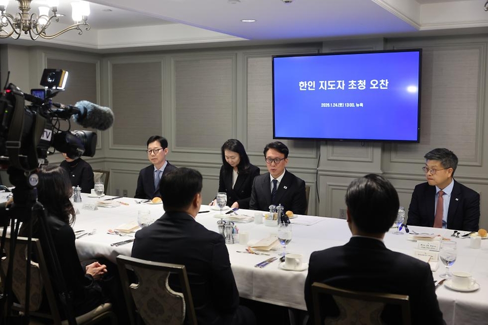 미국을 방문 중인 김민석 국무총리가 1월 24일(현지시간) 뉴욕 인터콘티넨탈 바클레이 호텔에서 한인 지도자들을 만나 오찬 간담회를 하고 있다.