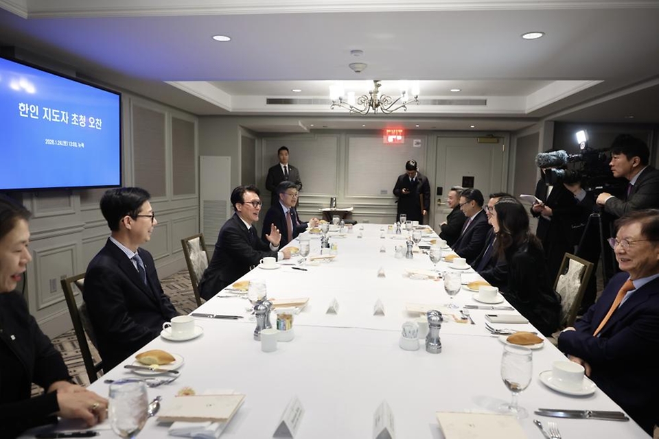 미국을 방문 중인 김민석 국무총리가 1월 24일(현지시간) 뉴욕 인터콘티넨탈 바클레이 호텔에서 한인 지도자들을 만나 오찬 간담회를 하고 있다.