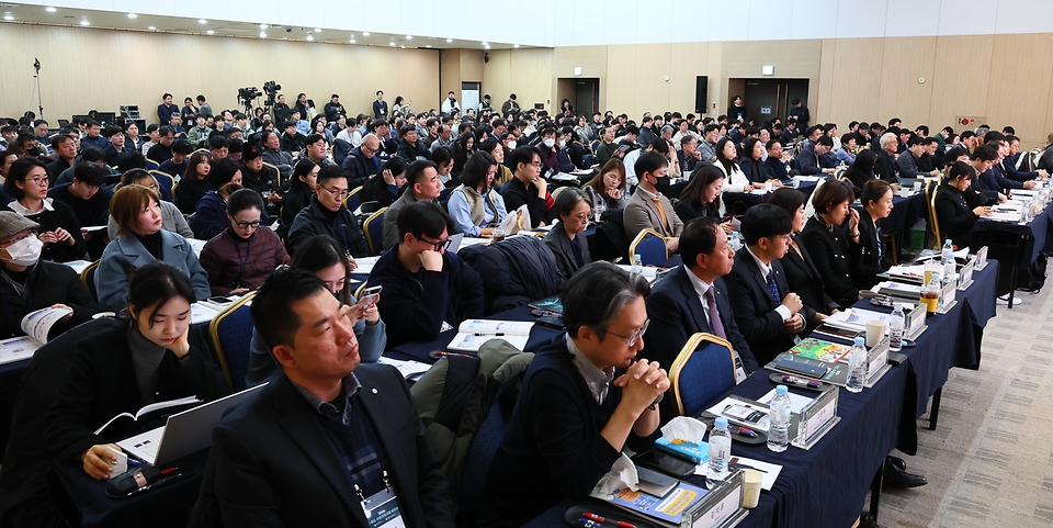 정부는 1월 23일 서울 과학기술컨벤션센터에서 ‘2026년 케이(K)-푸드 수출지원사업 설명회’를 개최했다. <br><br>설명회에는 농식품부, 한국농수산식품유통공사(aT), 지식재산처, 대한무역투자진흥공사(KOTRA·코트라), 중소벤처기업진흥공단, 한국지식재산보호원, 한국식품연구원 등 관계 부처와 유관기관이 참여해 무역보험, K-브랜드 보호, 해외 인증, 수출 상품화 등 수출 관련 필수 정보와 지원사업 등을 설명했다.