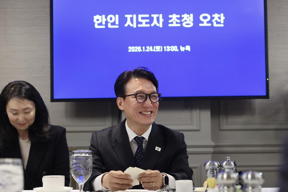 미국을 방문 중인 김민석 국무총리가 1월 24일(현지시간) 뉴욕 인터콘티넨탈 바클레이 호텔에서 한인 지도자들을 만나 오찬 간담회를 하고 있다.