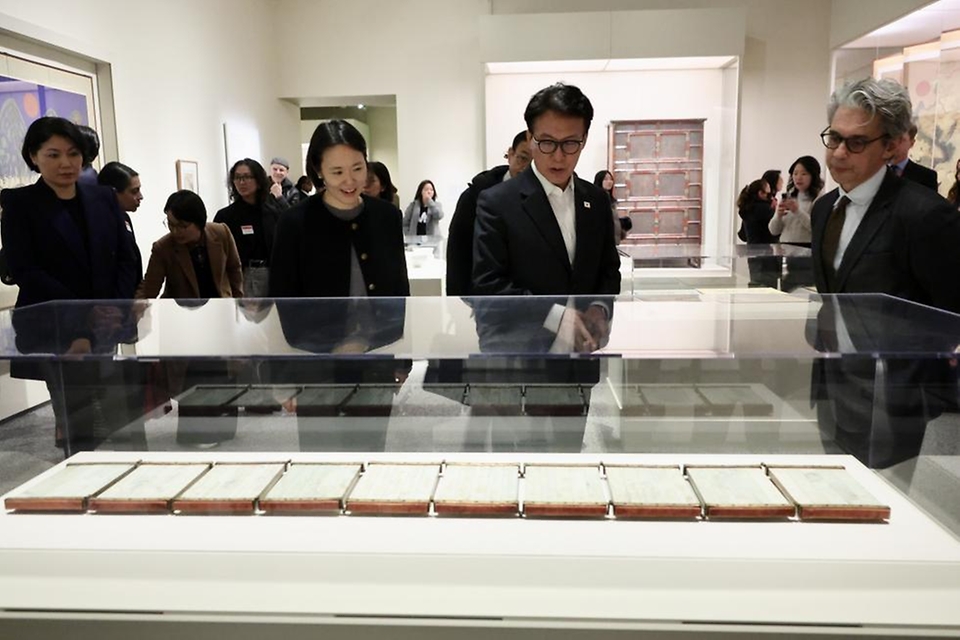 미국을 방문 중인 김민석 국무총리가 1월 23일(현지시간) 미국 워싱턴DC 스미스소니언 미술관을 방문, 한국 미술 특별전을 관람하고 있다.