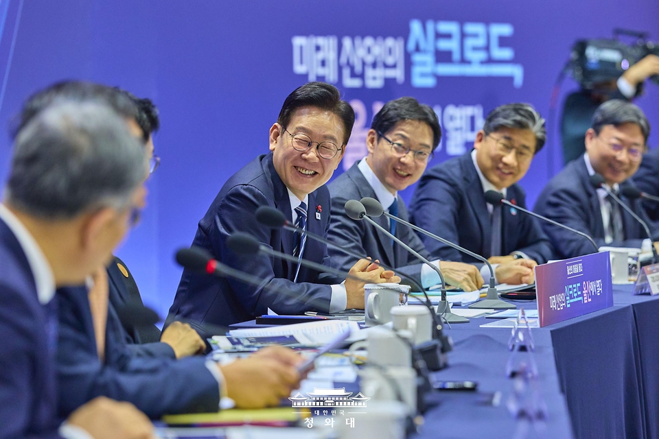 이재명 대통령이 1월 23일 울산전시컨벤션센터에서 열린 '울산의 마음을 듣다' 타운홀미팅 간담회에서 발언하며 웃고 있다.