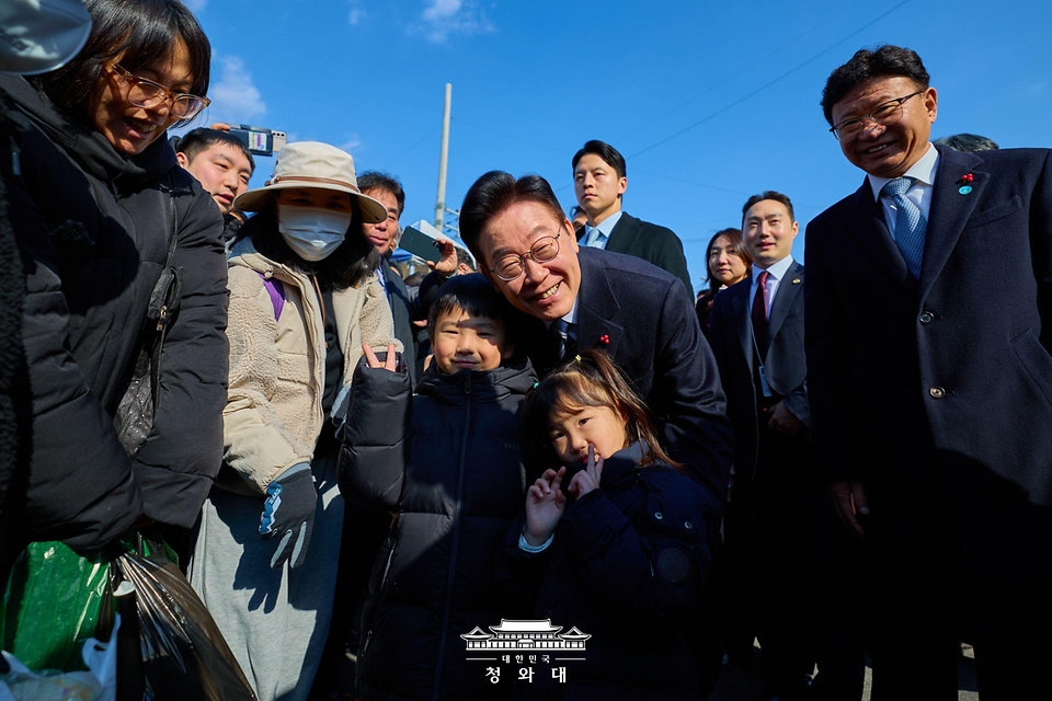 이재명 대통령이 1월 23일 울산 울주군 온양읍 남창옹기종기시장을 방문해 시장에 온 시민들과 기념촬영하고 있다.