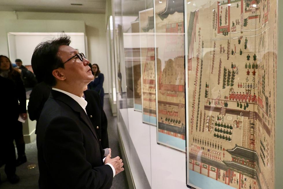 미국을 방문 중인 김민석 국무총리가 1월 23일(현지시간) 미국 워싱턴DC 스미스소니언 미술관을 방문, 한국 미술 특별전을 관람하고 있다.