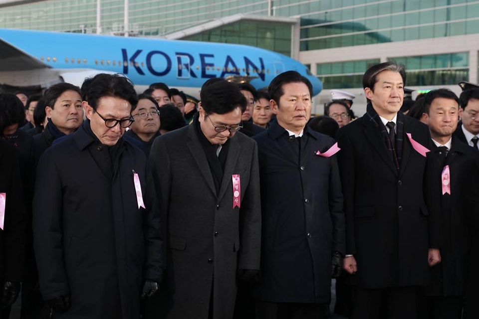 김민석 국무총리가 1월 27일 인천국제공항에서 베트남 출장 중 갑작스럽게 별세한 故 이해찬 민주평통 수석부의장의 영구를 영접하며 추모하고 있다.