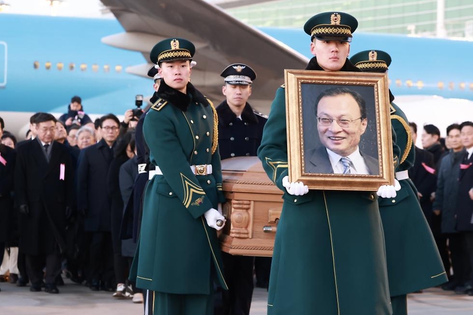 김민석 국무총리가 1월 27일 인천국제공항에서 베트남 출장 중 갑작스럽게 별세한 故 이해찬 민주평통 수석부의장의 영구를 영접하며 추모하고 있다.