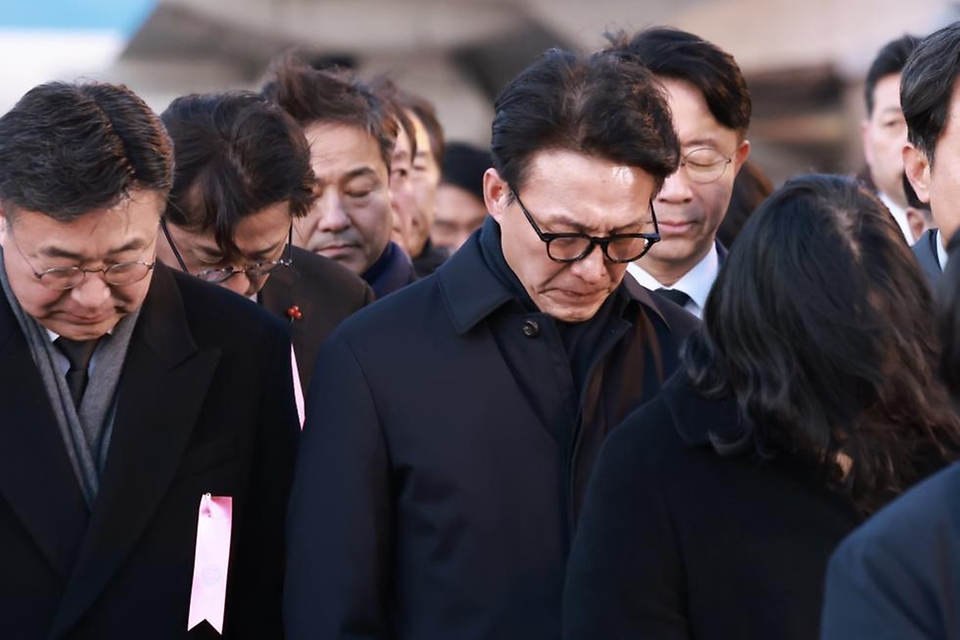 김민석 국무총리가 1월 27일 인천국제공항에서 베트남 출장 중 갑작스럽게 별세한 故 이해찬 민주평통 수석부의장의 영구를 영접하며 추모하고 있다.