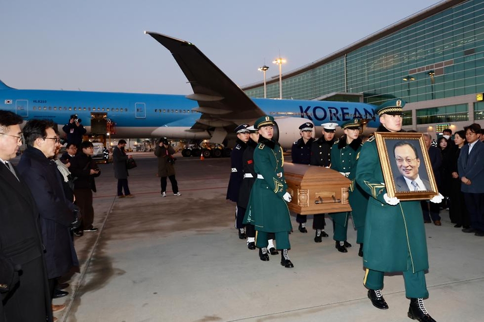 김민석 국무총리가 1월 27일 인천국제공항에서 베트남 출장 중 갑작스럽게 별세한 故 이해찬 민주평통 수석부의장의 영구를 영접하며 추모하고 있다.