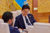 이재명 대통령이 1월 28일 청와대에서 모하메드 빈 압둘아지즈 알-쿨라이피 카타르 국왕 특사를 접견하고 있다.