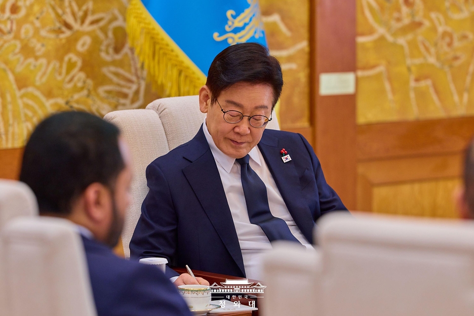 이재명 대통령이 1월 28일 청와대에서 모하메드 빈 압둘아지즈 알-쿨라이피 카타르 국왕 특사를 접견하고 있다.