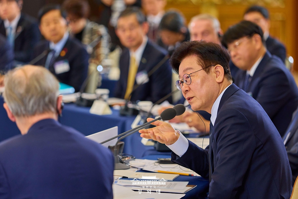 이재명 대통령이 1월 28일 청와대에서 열린 외국인투자기업 간담회에서 발언하고 있다.