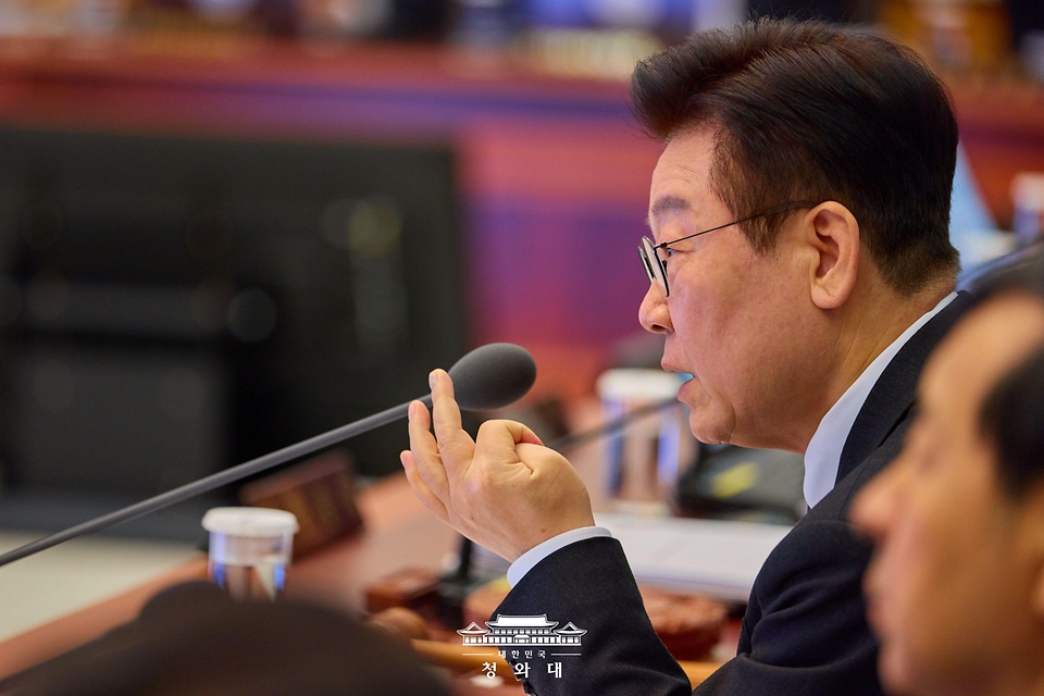 이재명 대통령이 1월 27일 청와대에서 열린 국무회의에서 발언하고 있다.