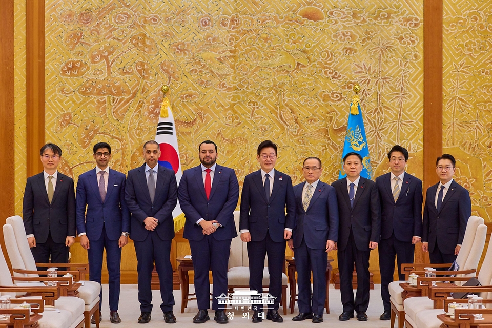 이재명 대통령이 1월 28일 청와대에서 모하메드 빈 압둘아지즈 알-쿨라이피 카타르 국왕 특사와 접견 전 기념촬영을 하고 있다.